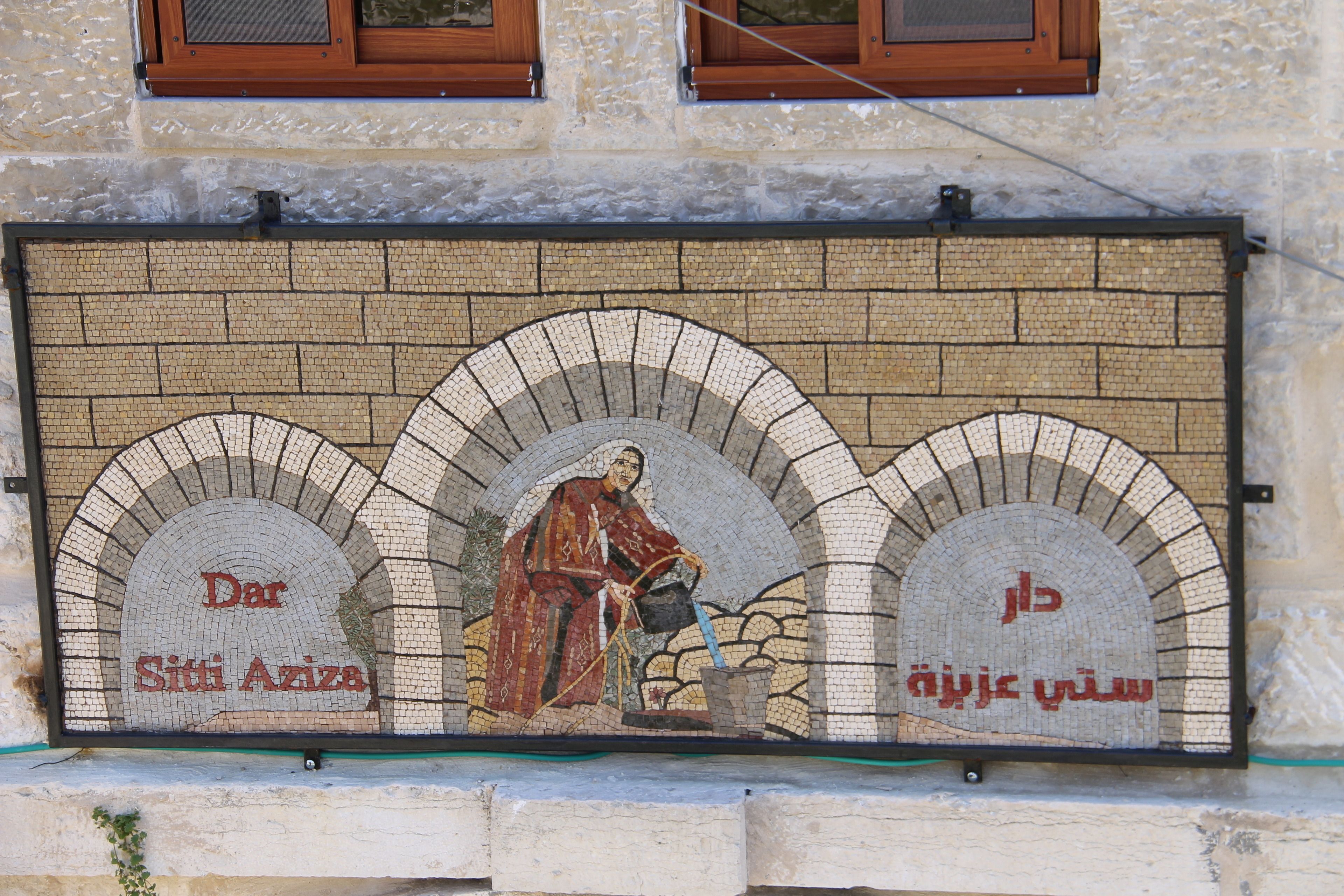 Une mosaïque composée de trois arcades, chacune contenant une figure et un texte.