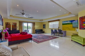 8 多间卧室、客房内保险箱、遮光窗帘、熨斗/熨衣板