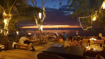 Petit déjeuner, déjeuner et dßner servis sur place, vue sur la plage