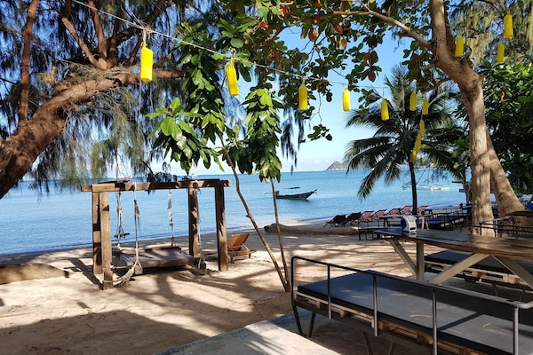 Se sirven desayunos y cocina internacional, con vista a la playa