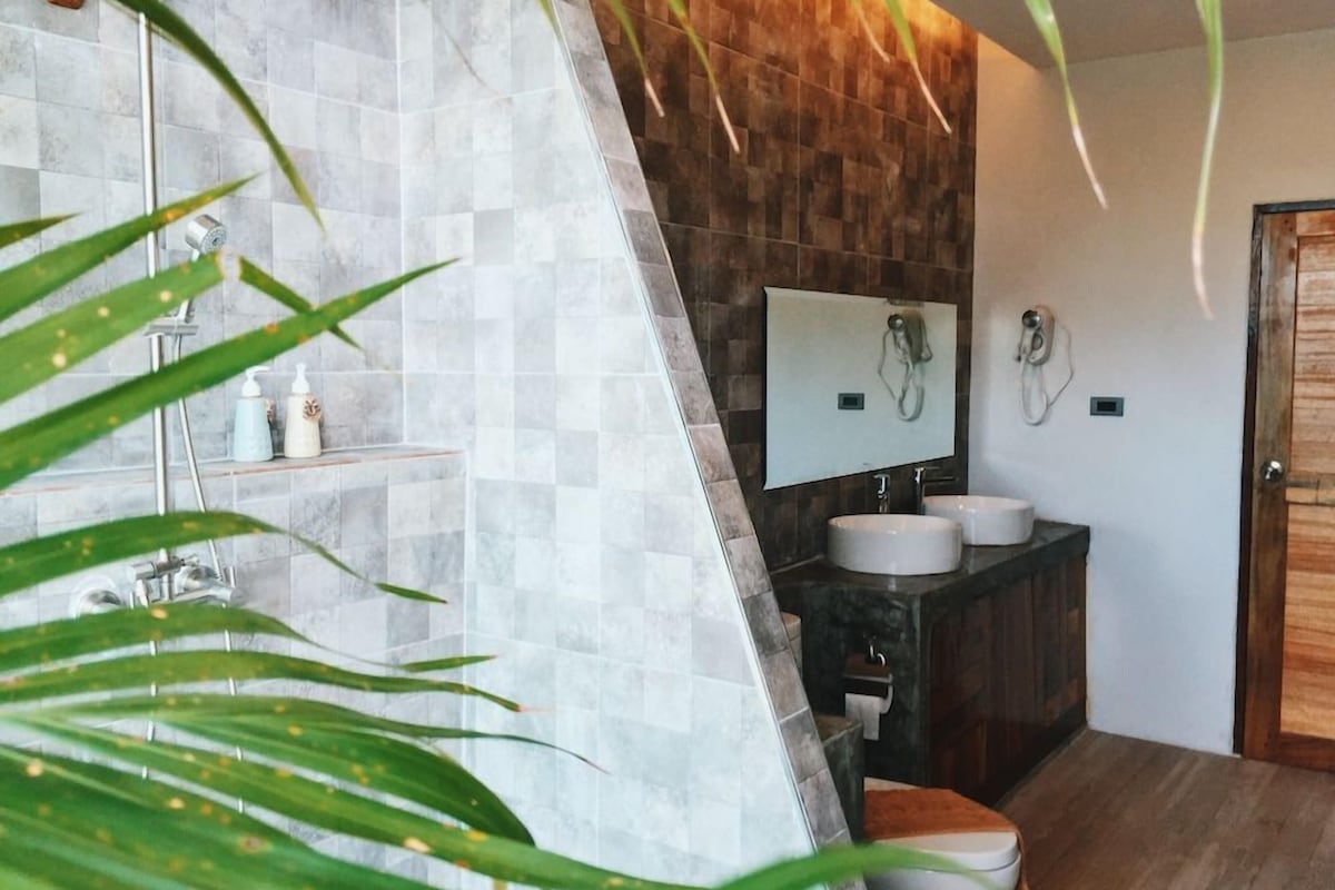 Bathroom | Shower, free toiletries, hair dryer, slippers