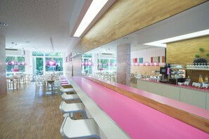 Café da manhã com buffet todos os dias (EUR 16 por pessoa) 