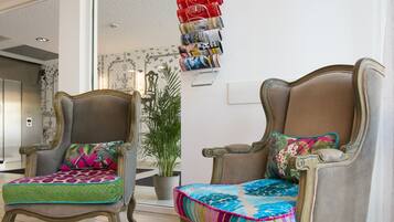 Coin salon dans le hall