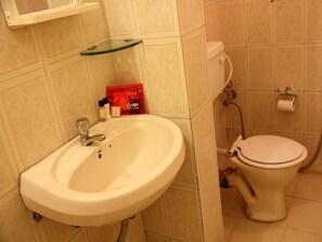 Standard Double or Twin Room, Private Bathroom | Bathroom | Free toiletries, towels