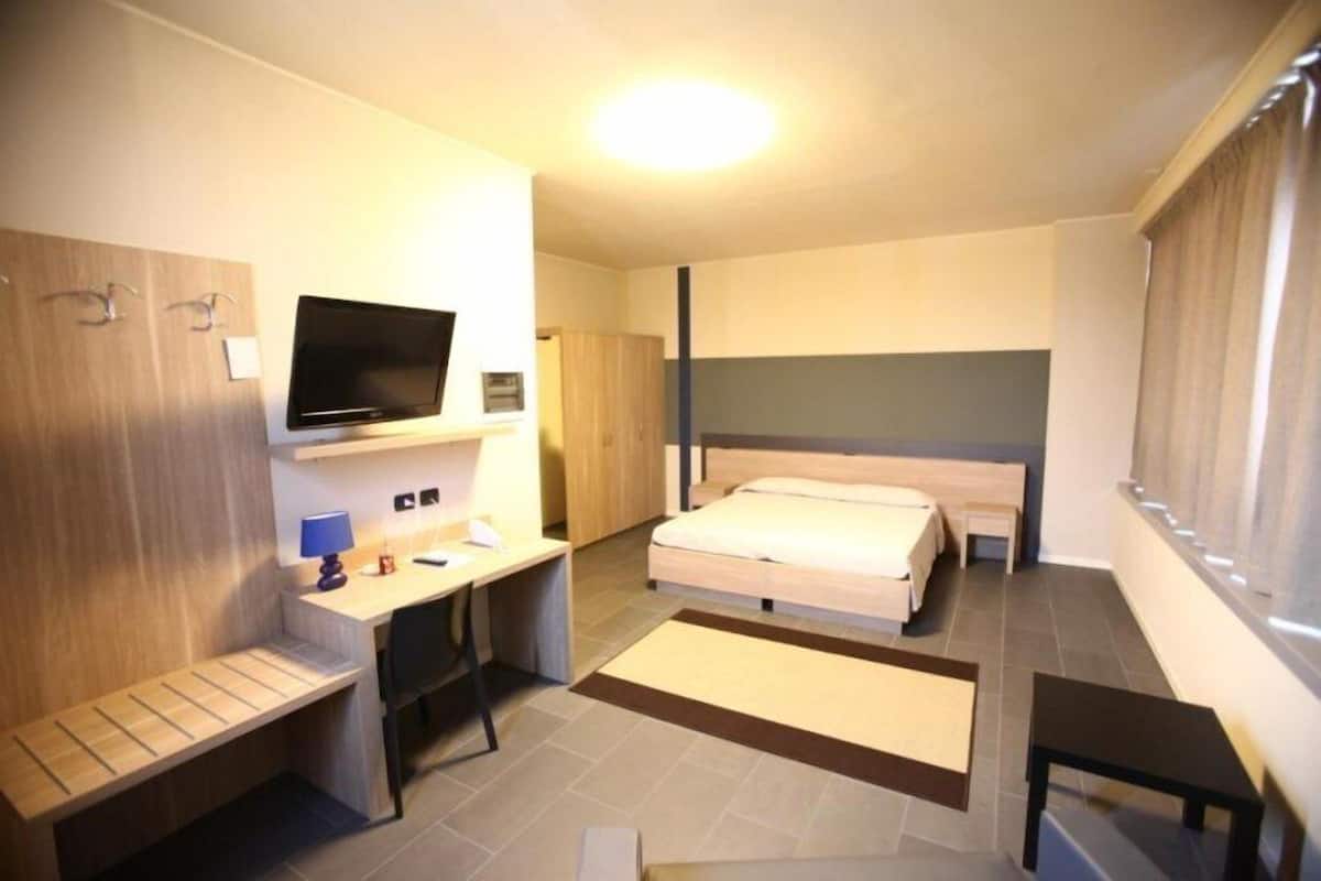 junior suite | 1 bedroom, desk, soundproofing, iron/ironing board