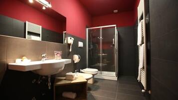 Junior Suite | Bathroom | Shower, free toiletries, hair dryer, slippers