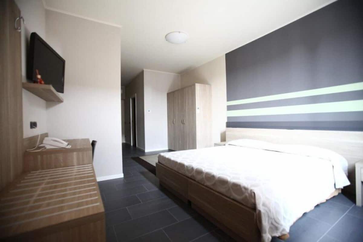 double room | 1 bedroom, desk, soundproofing, iron/ironing board