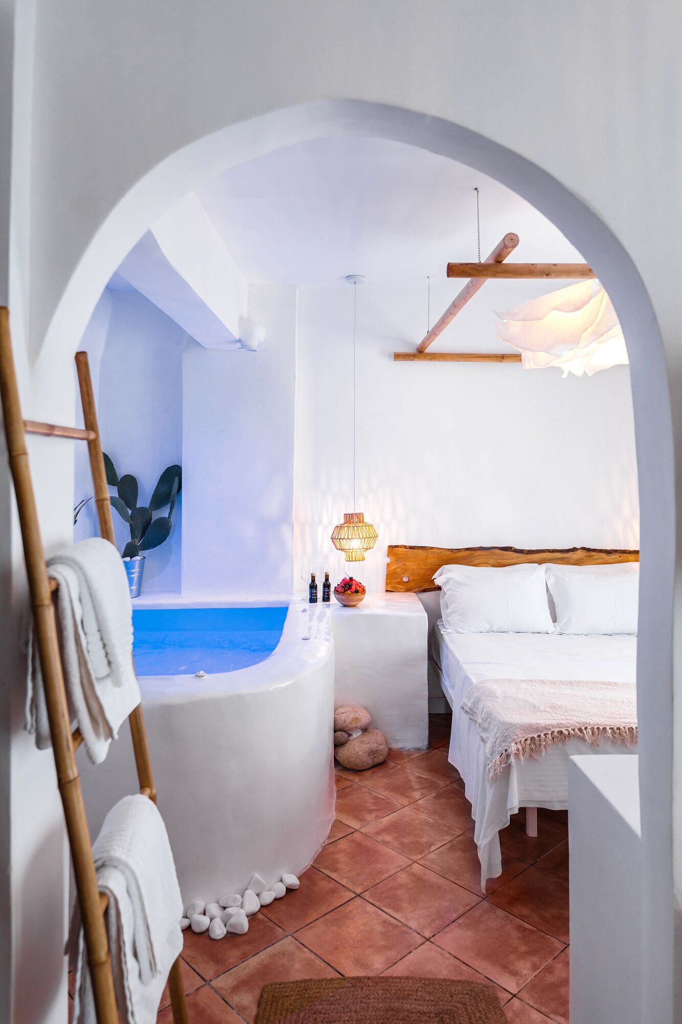 ملاءات من القطن المصري وأغطية فراش متميزة وخزنة داخل الغرفة