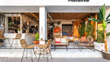 Télévision à écran plat, cheminée