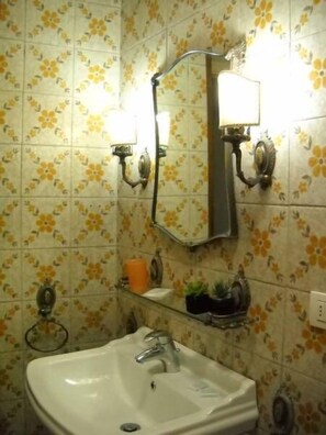 Tweepersoonskamer, gedeelde badkamer | Badkamer met wastafel