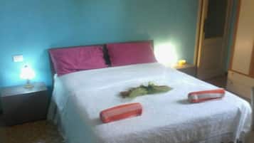 Double Room, Shared Bathroom | Desk, rollaway beds, free WiFi