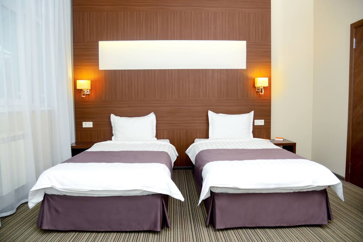 Superior Twin Room | Minibar, in-room safe, desk, blackout drapes