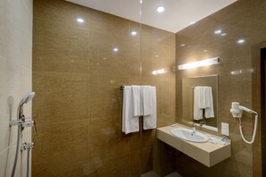 Chuveiro, produtos de toalete grátis, secador de cabelo 