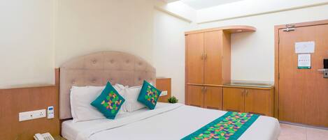 Escritorio, tabla de planchar con plancha y camas plegables/adicionales