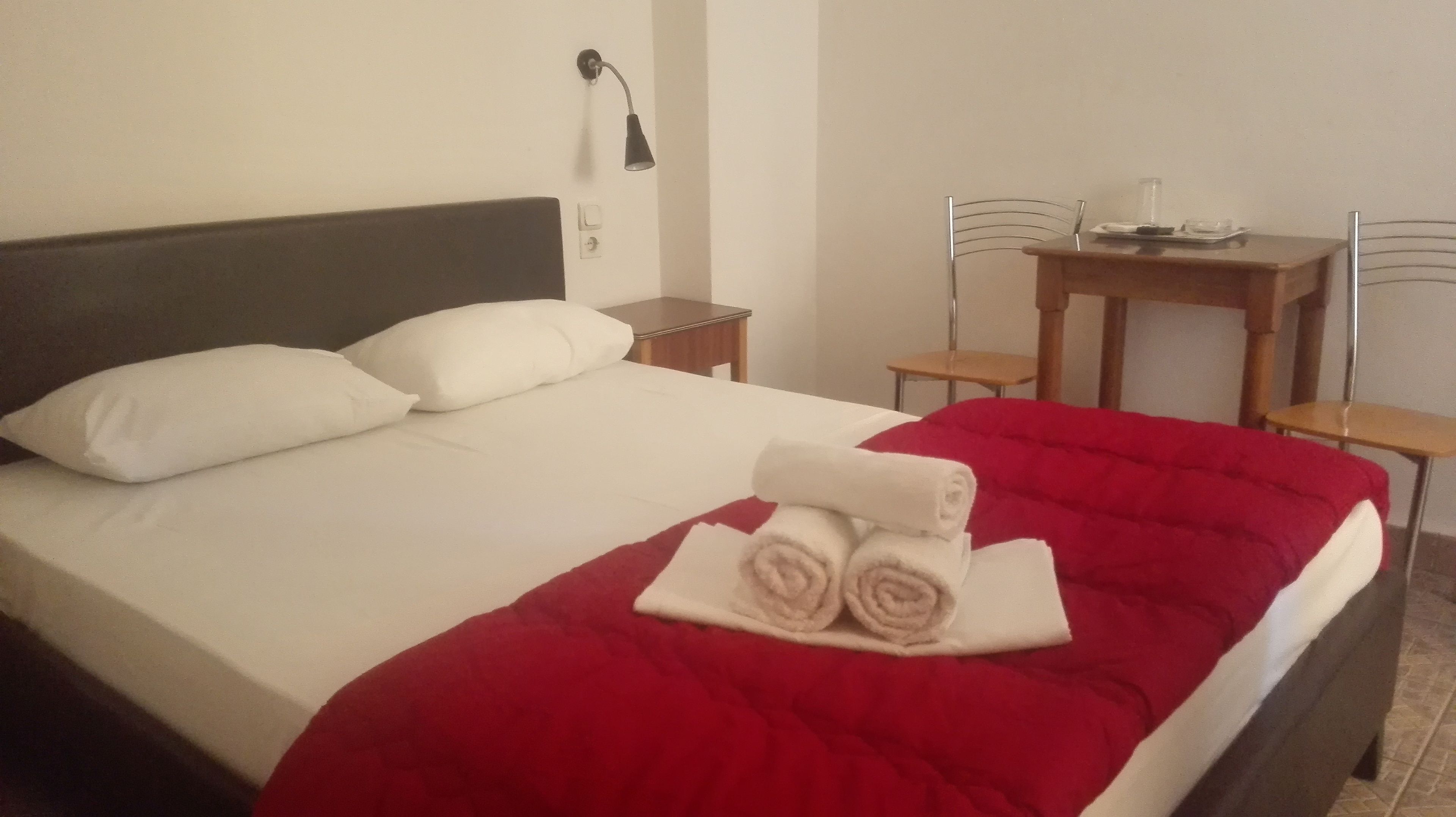 Escritorio, wifi gratis y ropa de cama 
