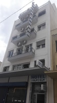 Un edificio de varios pisos con balcones y un letrero que dice "HOTEL IONION".