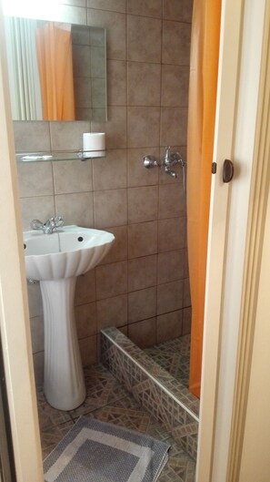 Shower, hair dryer, towels - Hotel Ionion (Piraeus)