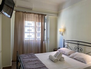 Desk, free WiFi, bed sheets - Hotel Ionion (Piraeus)