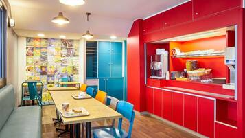 Desayuno buffet diario (EUR 5.90 por persona)