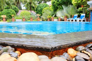 Outdoor pool, pool loungers - Baan Vanida Garden Resort (Karon)