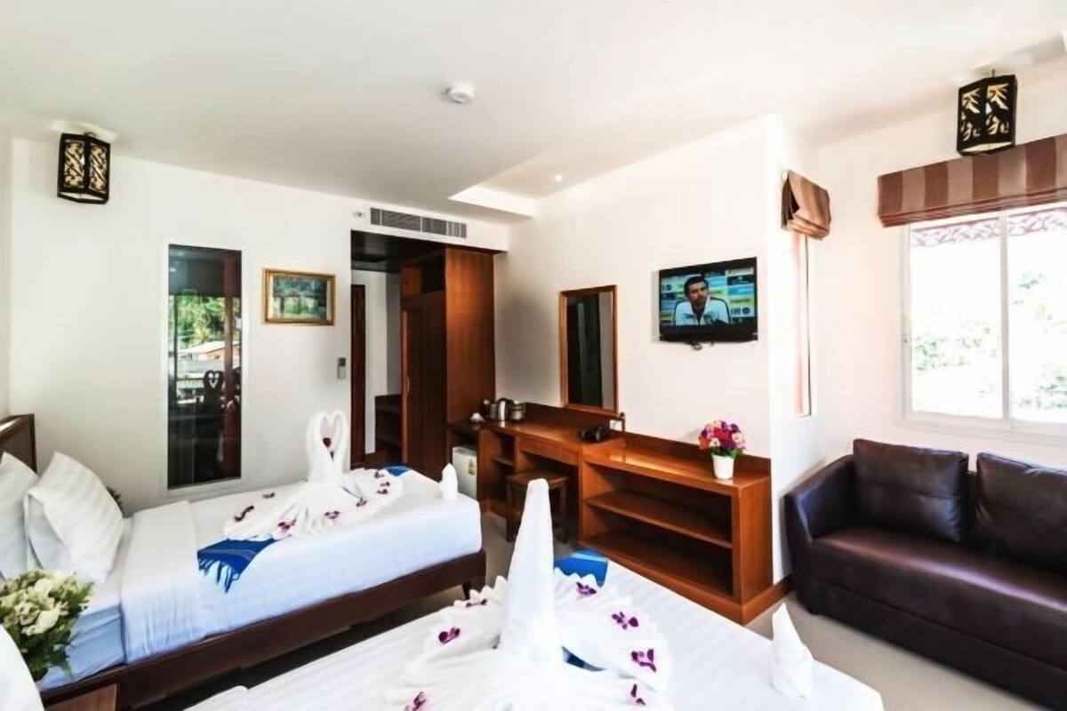In-room safe, WiFi (free)