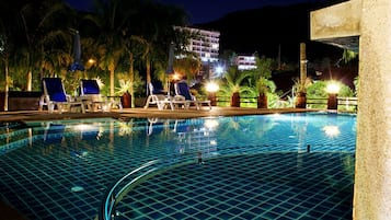 Piscina externa, espreguiçadeiras