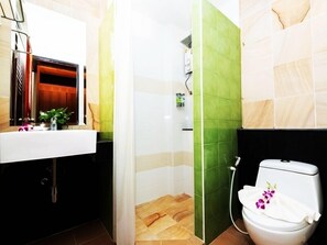 Shower, free toiletries, hair dryer, towels - Baan Vanida Garden Resort (Karon)