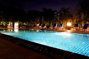 Piscine extérieure, chaises longues
