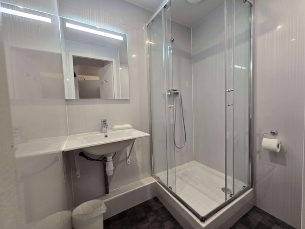 Regadera, amenidades de baño ecológicas, toallas 