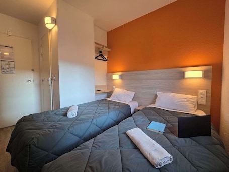 Ropa de cama de alta calidad, escritorio, wifi gratis y ropa de cama