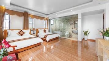 Familien-Suite, 2 Doppelbetten | 1 Schlafzimmer, Minibar, Zimmersafe, Schreibtisch