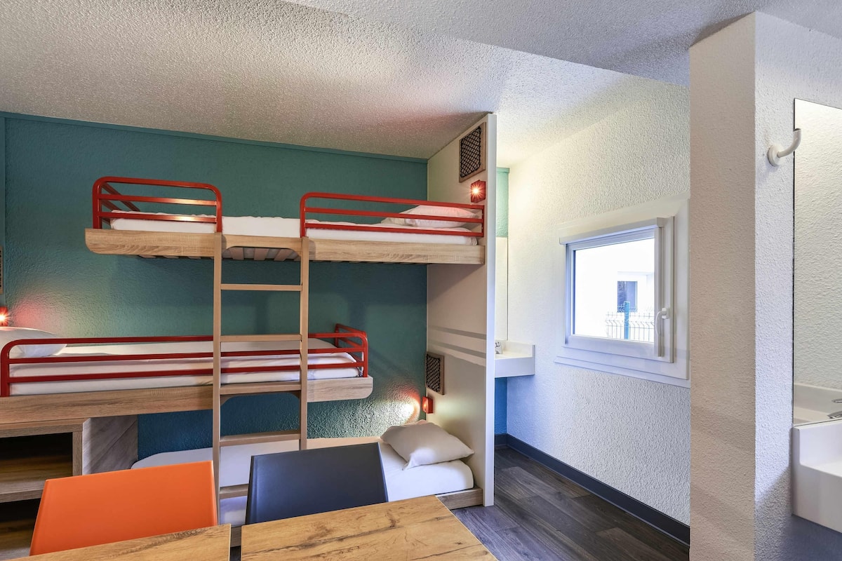 Kamer, meerdere bedden | Een bureau, gratis wifi, beddengoed