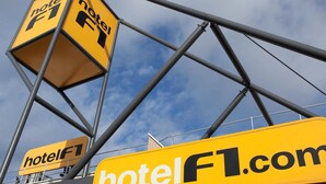 Un panneau jaune sur lequel figure le texte « hotelF1.com » et un logo indiquant qu’il s’agit d’un hôtel.