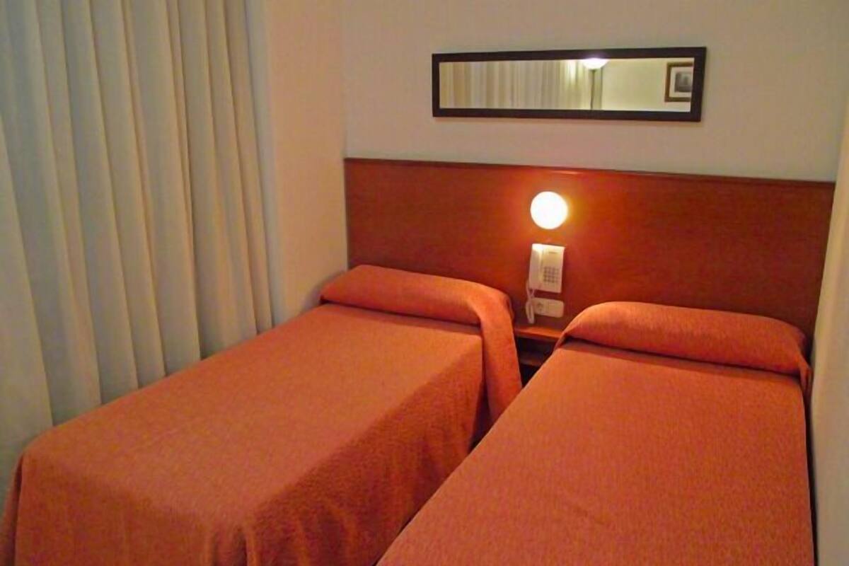 Habitación básica con 2 camas individuales | Ropa de cama hipoalergénica, escritorio, cortinas opacas y wifi gratis