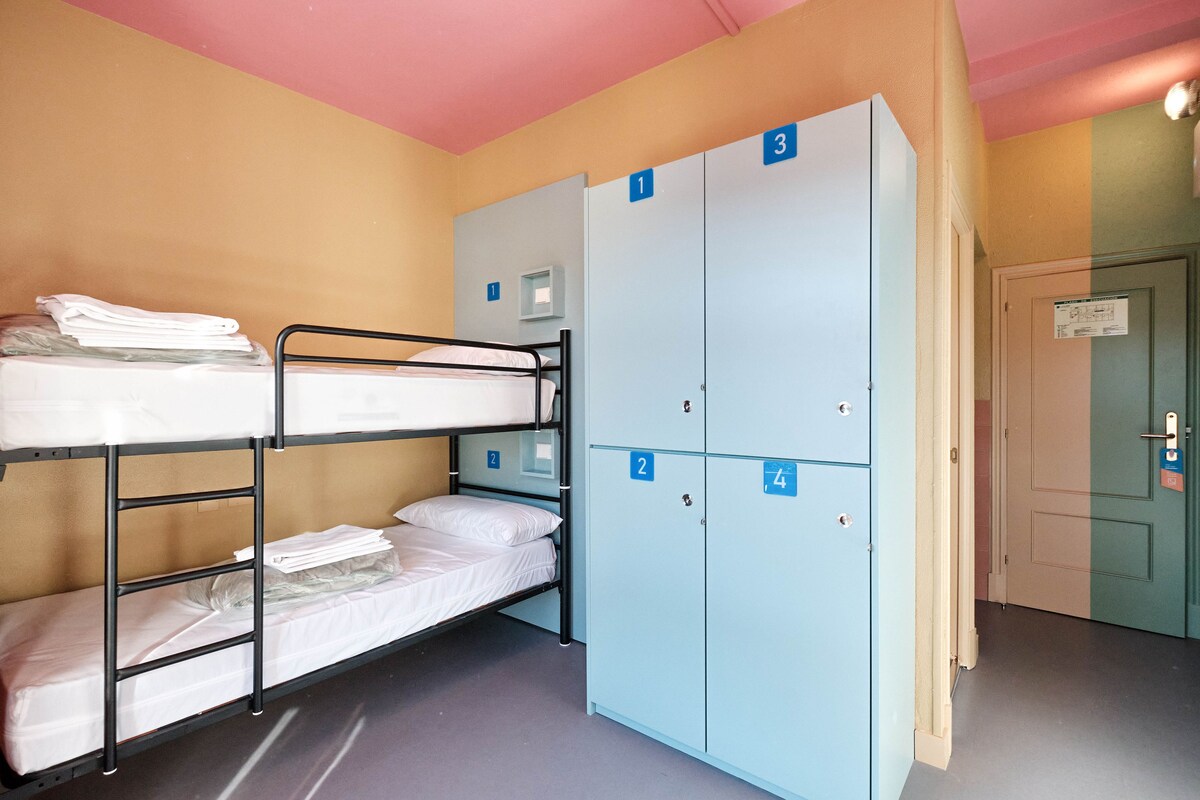 Hypoallergeen beddengoed, een bureau, verduisterende gordijnen