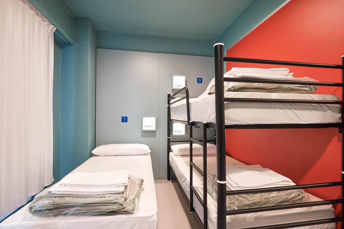 Hypoallergeen beddengoed, een bureau, verduisterende gordijnen