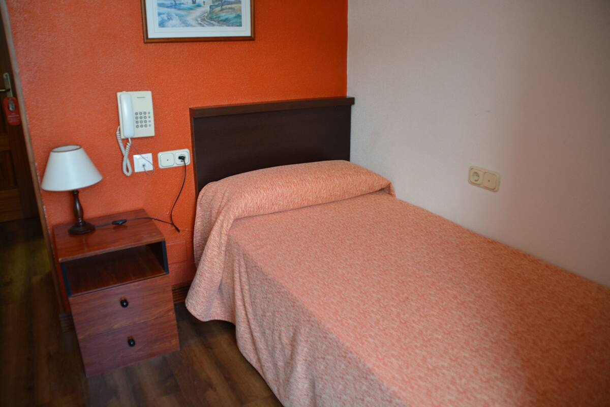 Habitación individual | Ropa de cama hipoalergénica, escritorio, cortinas opacas y wifi gratis