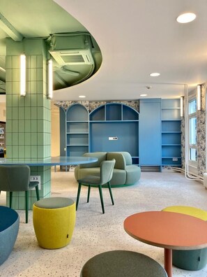 تلفزيون بشاشة مسطحة