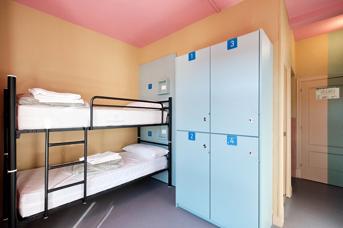 Hypo-allergenic bedding, desk, blackout curtains, free WiFi