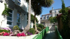 المنشأة من الخارج