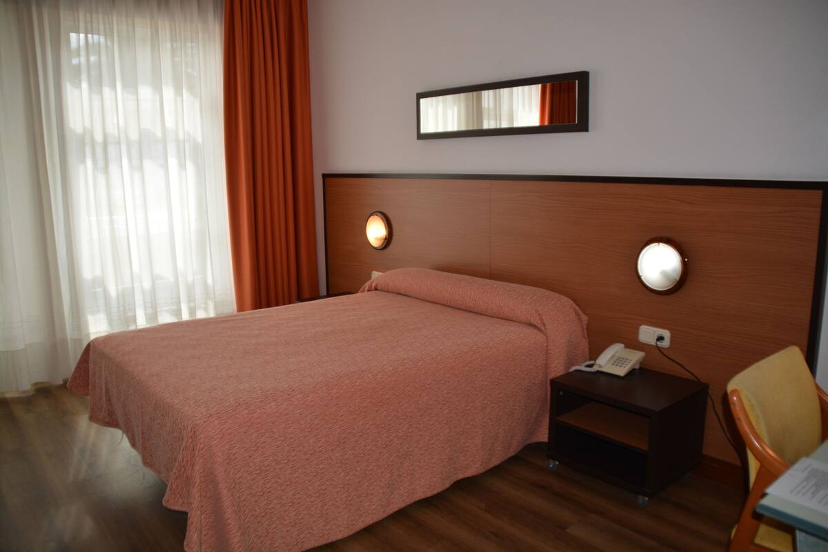 Habitación básica doble, 1 cama doble | Ropa de cama hipoalergénica, escritorio, cortinas opacas y wifi gratis