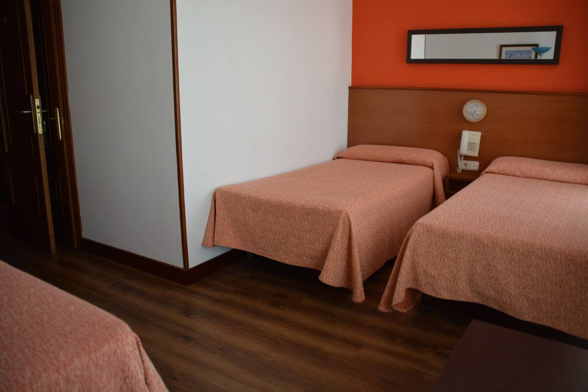 Habitación triple básica | Ropa de cama hipoalergénica, escritorio, cortinas opacas y wifi gratis