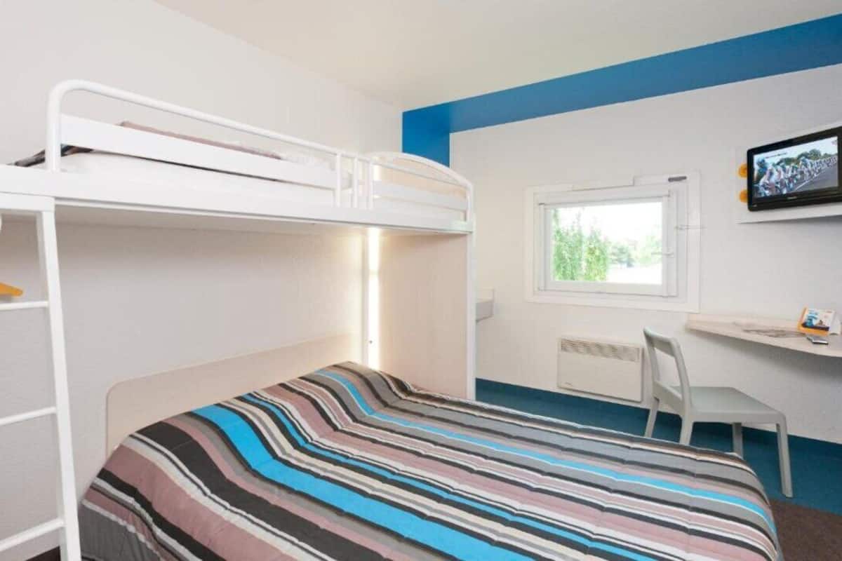 Triple Room | Desk, free WiFi
