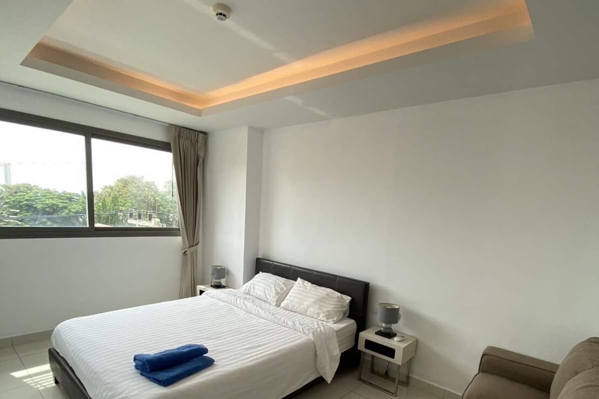1 bedroom, blackout curtains, free WiFi, bed sheets