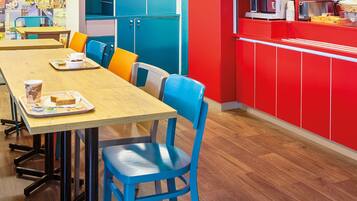 Petit déjeuner buffet (5.9 EUR par personne)