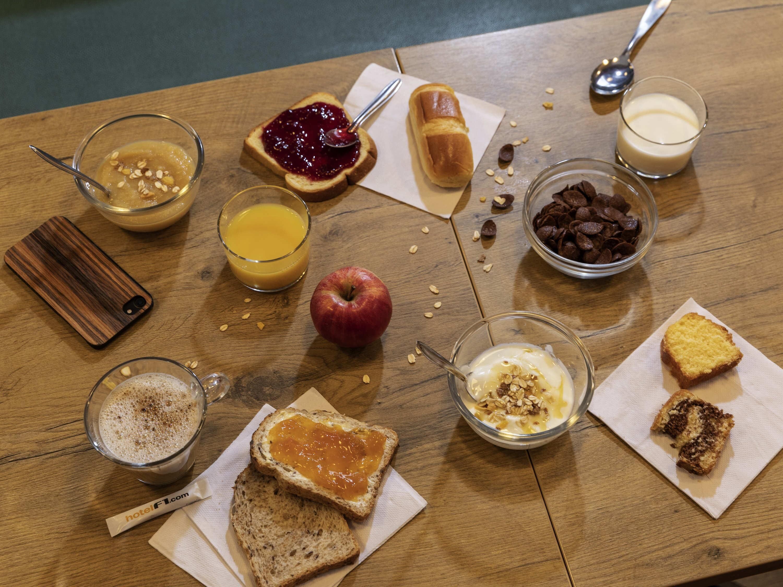 Se ofrece un desayuno bufé (5.9 EUR por persona)