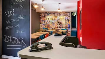 Desayuno buffet diario (EUR 5.9 por persona)