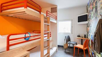 Habitación con literas, un escritorio, una silla y una pared decorada con imágenes.