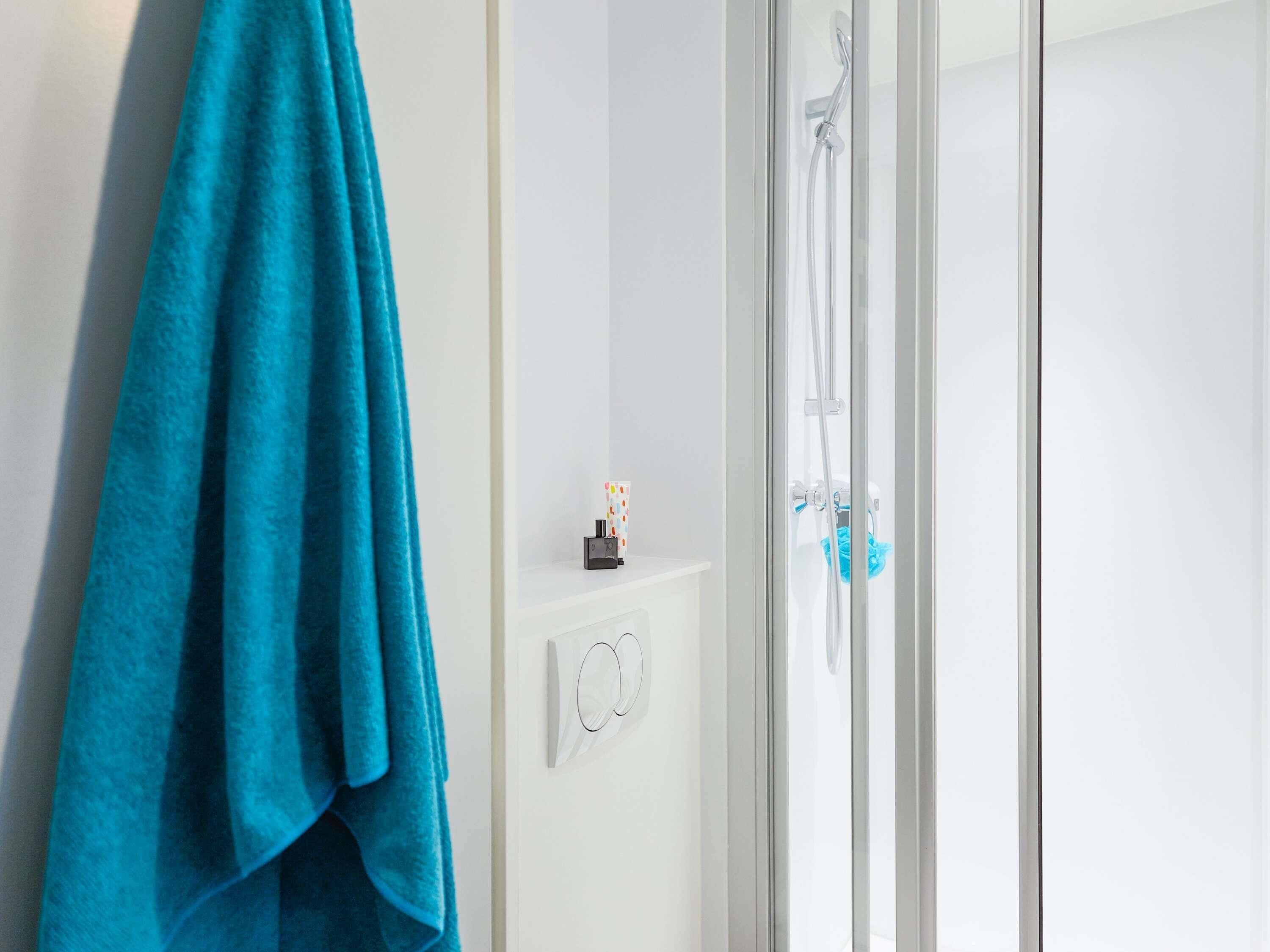 Room, 1 Double Bed, Private Bathroom (Cabrio) | Bathroom | Shower, towels