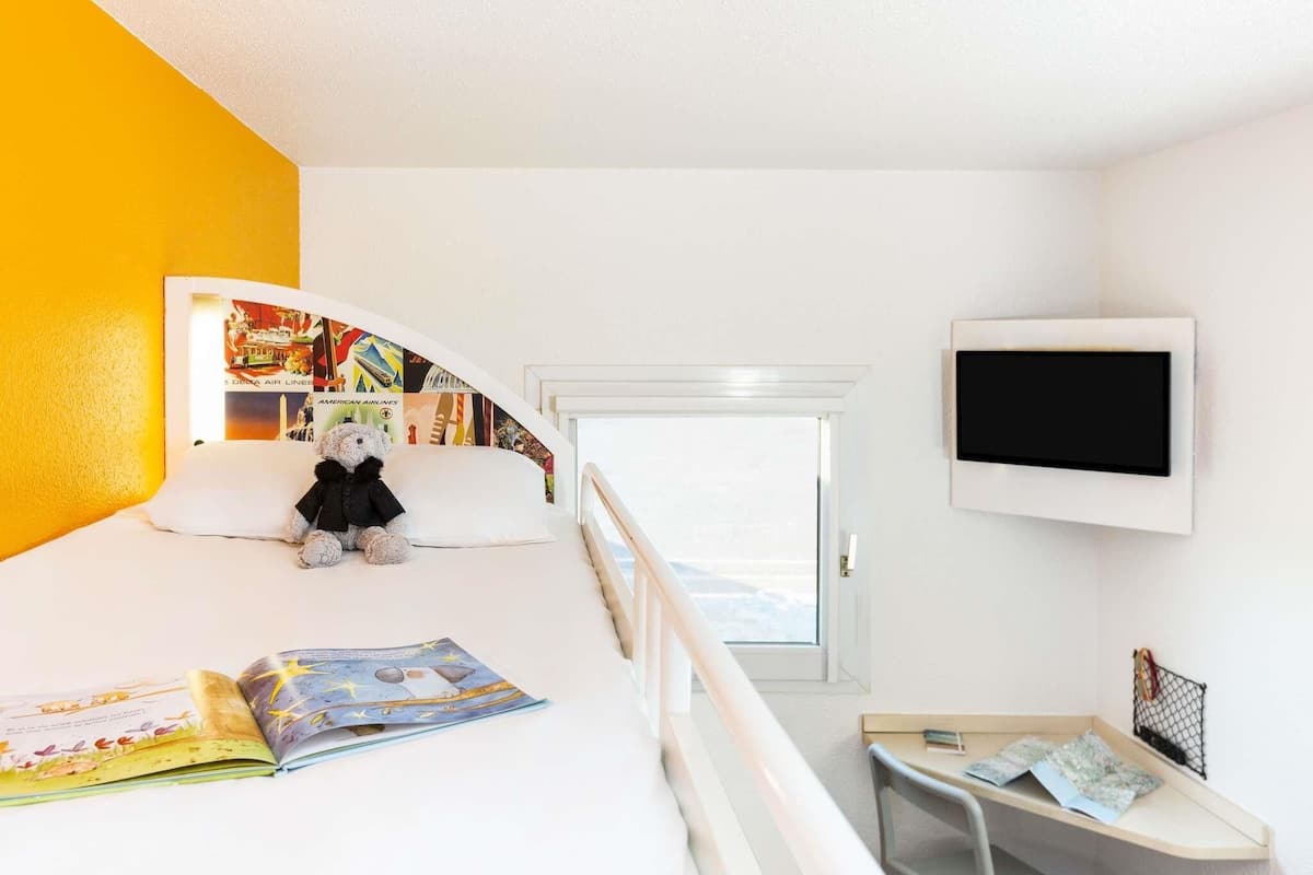 Break room with shared bathroom and toilets | Wifi gratis y ropa de cama
